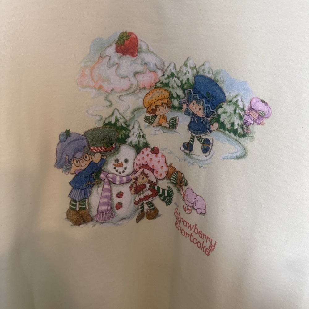 Pacsun‎ Strawberry Shortcake Yellow Sweatshirt Winter Scene Size OS - Picture 2 of 4